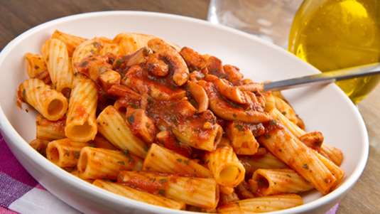 Ζυμαρικά με χταπόδι σε σάλτσα